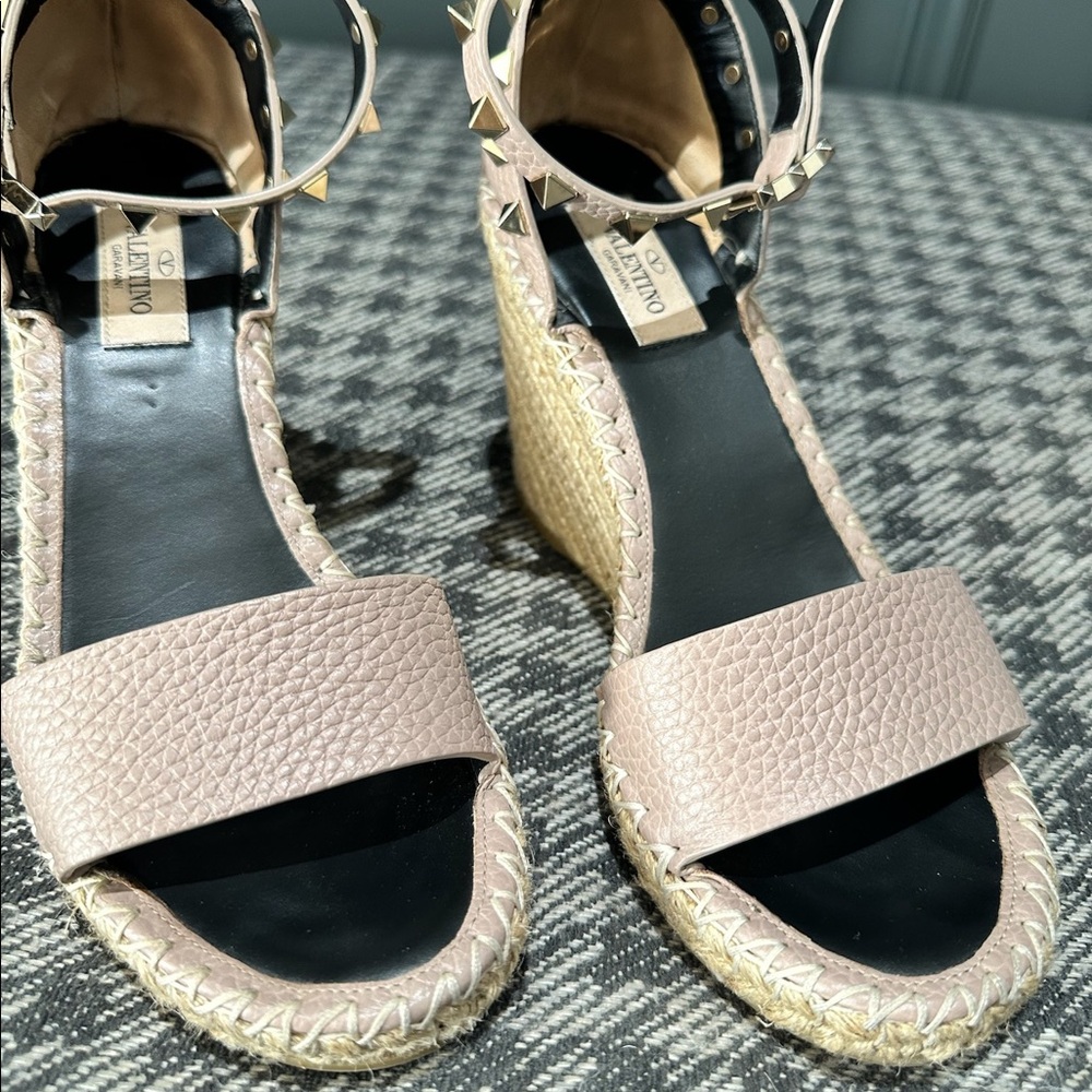 Double Rockstud Grainy Calfskin Wedges